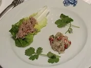 Thunfischtatar an Limonen-Basilikumdressing, dazu rohe Meerbarbenfiletstreifen mit Granatapfel-Korianderdressing - Rezept