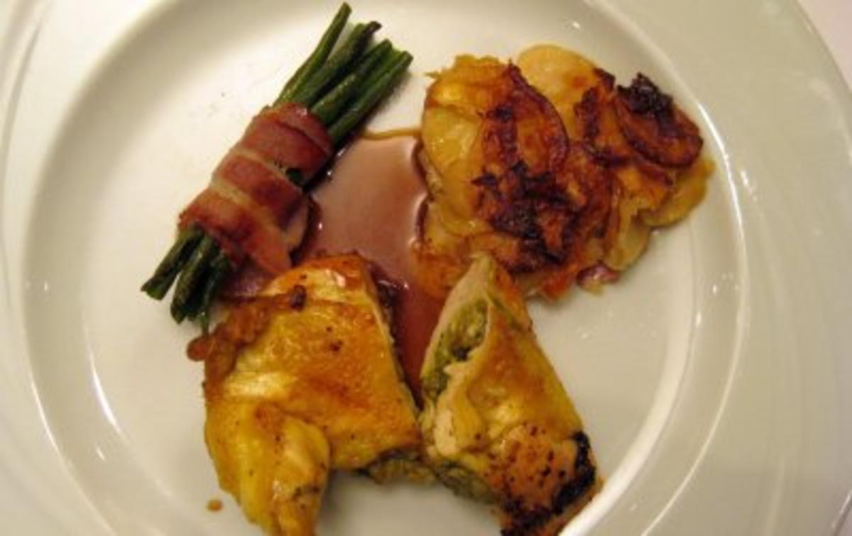 Gefüllte Maispoulardenbrust mit Pesto, dazu Gratin von Petersilienwurz ...