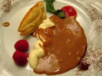 Nougat-Eispralinen mit Vanillesoße und Blätterteigkörbchen mit Eierlikörsahne - Rezept