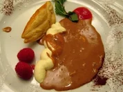 Nougat-Eispralinen mit Vanillesoße und Blätterteigkörbchen mit Eierlikörsahne - Rezept