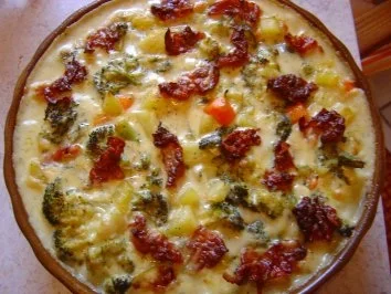 Gemüse-Auflauf mit Kräuter-Käse-Sauce und crossem Bacon - Rezept