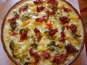 Gemüse-Auflauf mit Kräuter-Käse-Sauce und crossem Bacon - Rezept