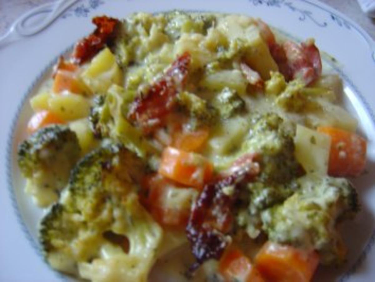 Gemüse-Auflauf mit Kräuter-Käse-Sauce und crossem Bacon - Rezept - Bild Nr. 2