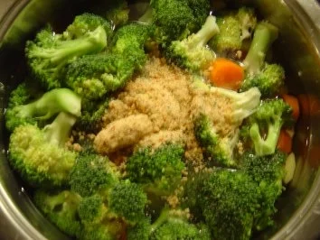 Gemüse-Auflauf mit Kräuter-Käse-Sauce und crossem Bacon - Rezept - Bild Nr. 4