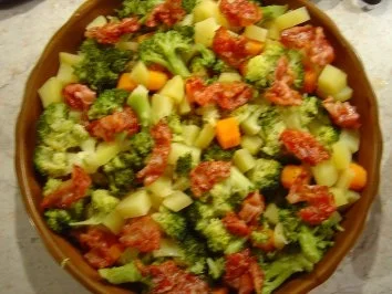 Gemüse-Auflauf mit Kräuter-Käse-Sauce und crossem Bacon - Rezept - Bild Nr. 6