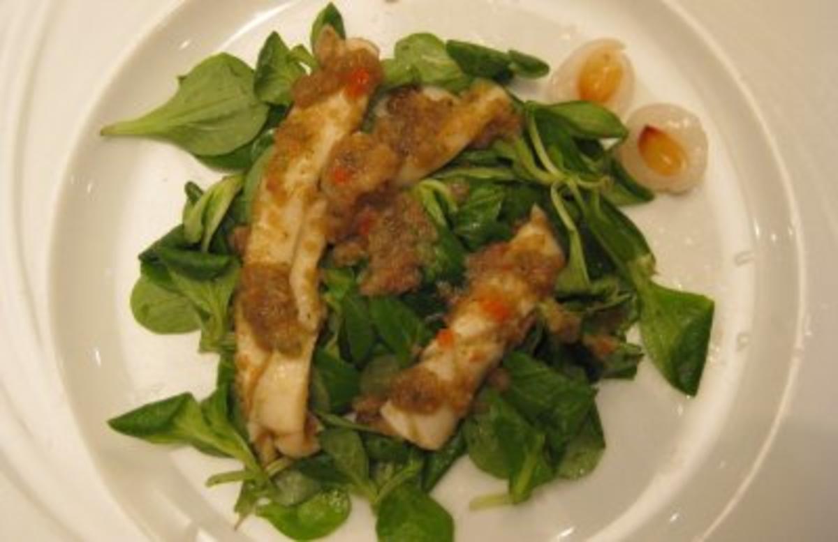 Feldsalat mit Litschis und Kalmar unter süßer Chilisoße - Rezept
