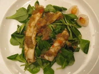 Rezept: Feldsalat mit Litschis und Kalmar unter süßer Chilisoße Feldsalat mit Litschis und Kalmar unter süßer Chilisoße - Rezept