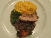 Gefülltes Schweinefilet auf Champignonbett mit Speckbohnen und Kartoffel-Möhrenpüree - Rezept