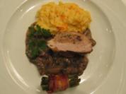 Rezept: Gefülltes Schweinefilet auf Champignonbett mit Speckbohnen und Kartoffel-Möhrenpüree Gefülltes Schweinefilet auf Champignonbett mit Speckbohnen und Kartoffel-Möhrenpüree - Rezept