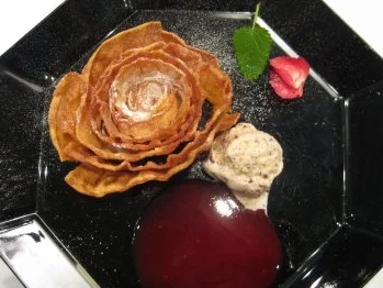 Rezept: Rosenküchle mit Fruchtmus von Himbeeren, dazu Marzipaneis Rosenküchle mit Fruchtmus von Himbeeren, dazu Marzipaneis - Rezept