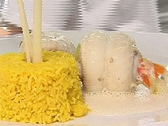 Seezungenröllchen mit Zitronengrasschaum auf Gewürzreis - Rezept