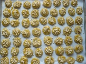 Rezept: Marzipanplätzchen mit gehackten Mandeln Marzipanplätzchen mit gehackten Mandeln - Rezept