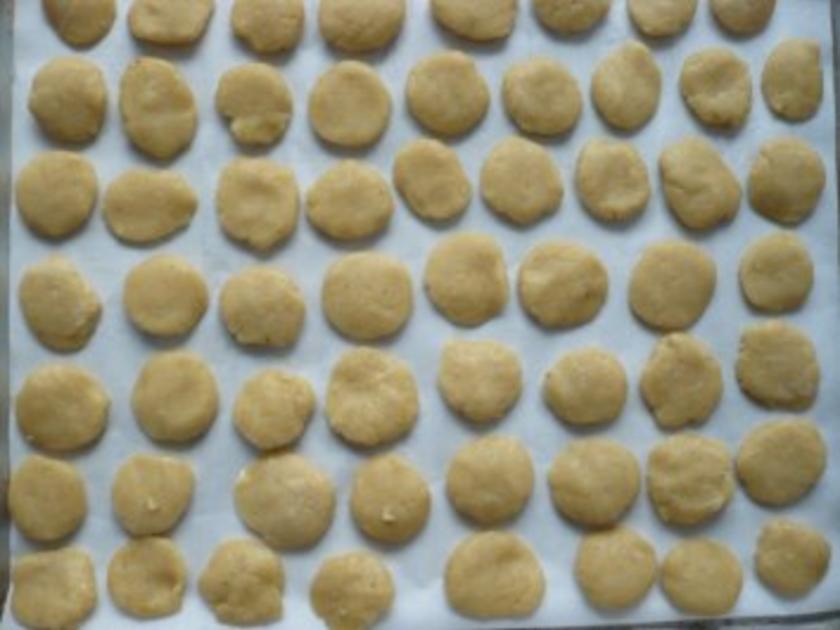 Marzipanplätzchen mit gehackten Mandeln - Rezept