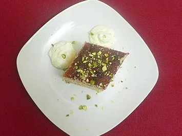 Rezept: Kokosnusskuchen mit Ouzo-Sahne und griechische Käseauswahl Kokosnusskuchen mit Ouzo-Sahne und griechische Käseauswahl - Rezept