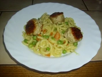 Rezept: Nudeln mit Hackbällchen und Curry-Gemüse-Soße Nudeln mit Hackbällchen und Curry-Gemüse-Soße - Rezept