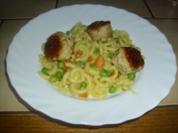 Nudeln mit Hackbällchen und Curry-Gemüse-Soße - Rezept