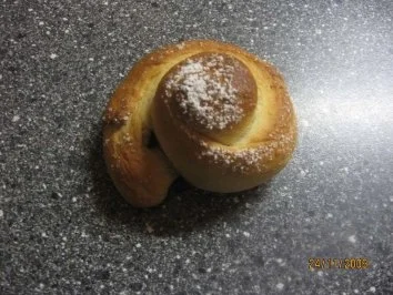 Süße Hefe-Schnecken mit Schoko Tropfen - Rezept