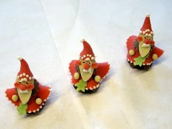 Nicolause aus Marzipan mit Kuvertüre und  Pralinen - Rezept - Bild Nr. 4