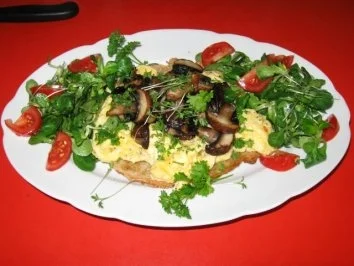 Chamignons auf Rührei + Kürbiskernbrot - Rezept