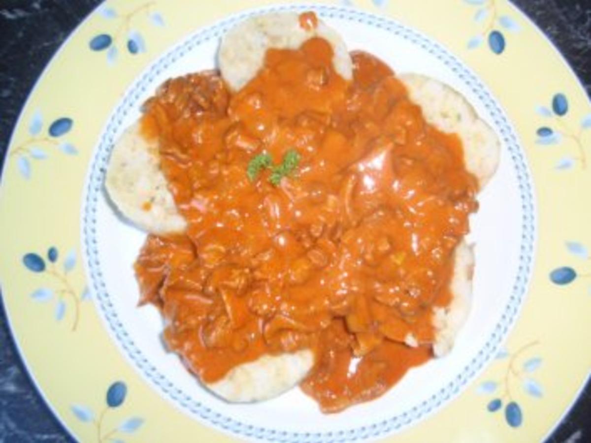 Schwammerlgulasch mit selbstgemachten Semmelknödel - Rezept mit Bild ...