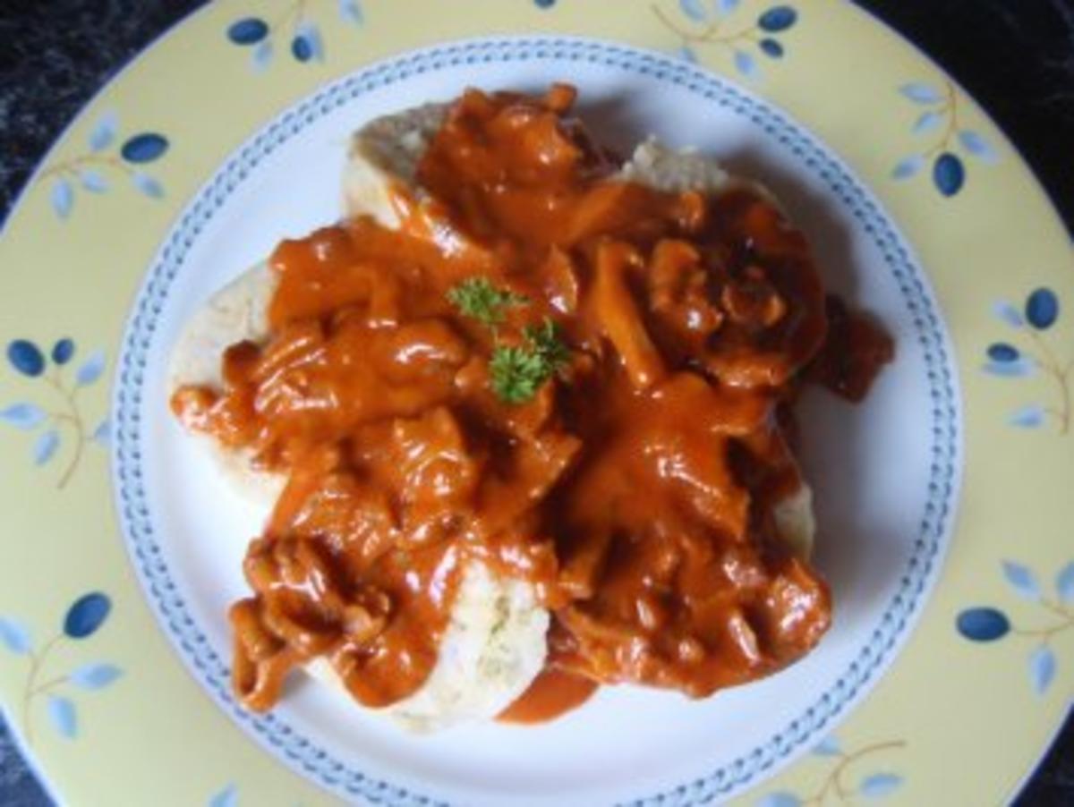 Schwammerlgulasch mit selbstgemachten Semmelknödel - Rezept mit Bild ...