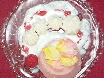 Rosenmousse mit Vanillesoße - Rezept