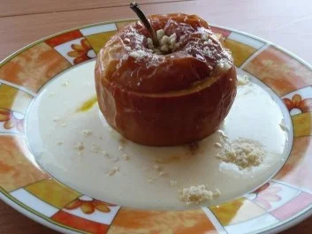 Dessert: Bratapfel gefüllt mit Rosinen und Mandeln - Rezept