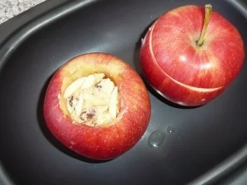 Dessert: Bratapfel gefüllt mit Rosinen und Mandeln - Rezept - Bild Nr. 2