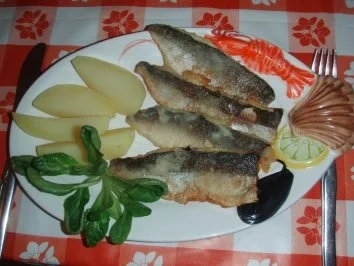 Rezept: Felchenfilets nach Müllerinart mit Salzkartoffeln und Nüsslisalat (Feldsalat) Felchenfilets nach Müllerinart mit Salzkartoffeln und Nüsslisalat (Feldsalat) - Rezept