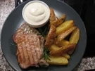 Schweinesteak mit Backofenkartoffeln und Sourcremedip - Rezept