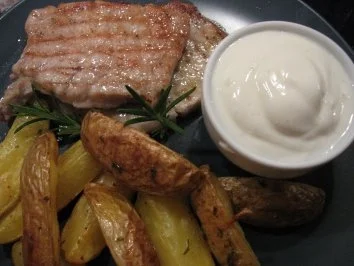 Schweinesteak mit Backofenkartoffeln und Sourcremedip - Rezept - Bild Nr. 2