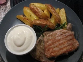 Schweinesteak mit Backofenkartoffeln und Sourcremedip - Rezept - Bild Nr. 3