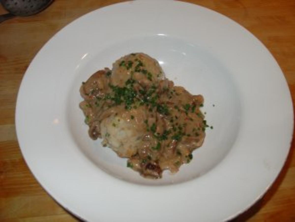 Rahmschwammerl mit Semmelknödel - Rezept - kochbar.de