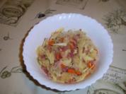 Sauerkraut-Schinkensalat mit Käsestreifen - Rezept