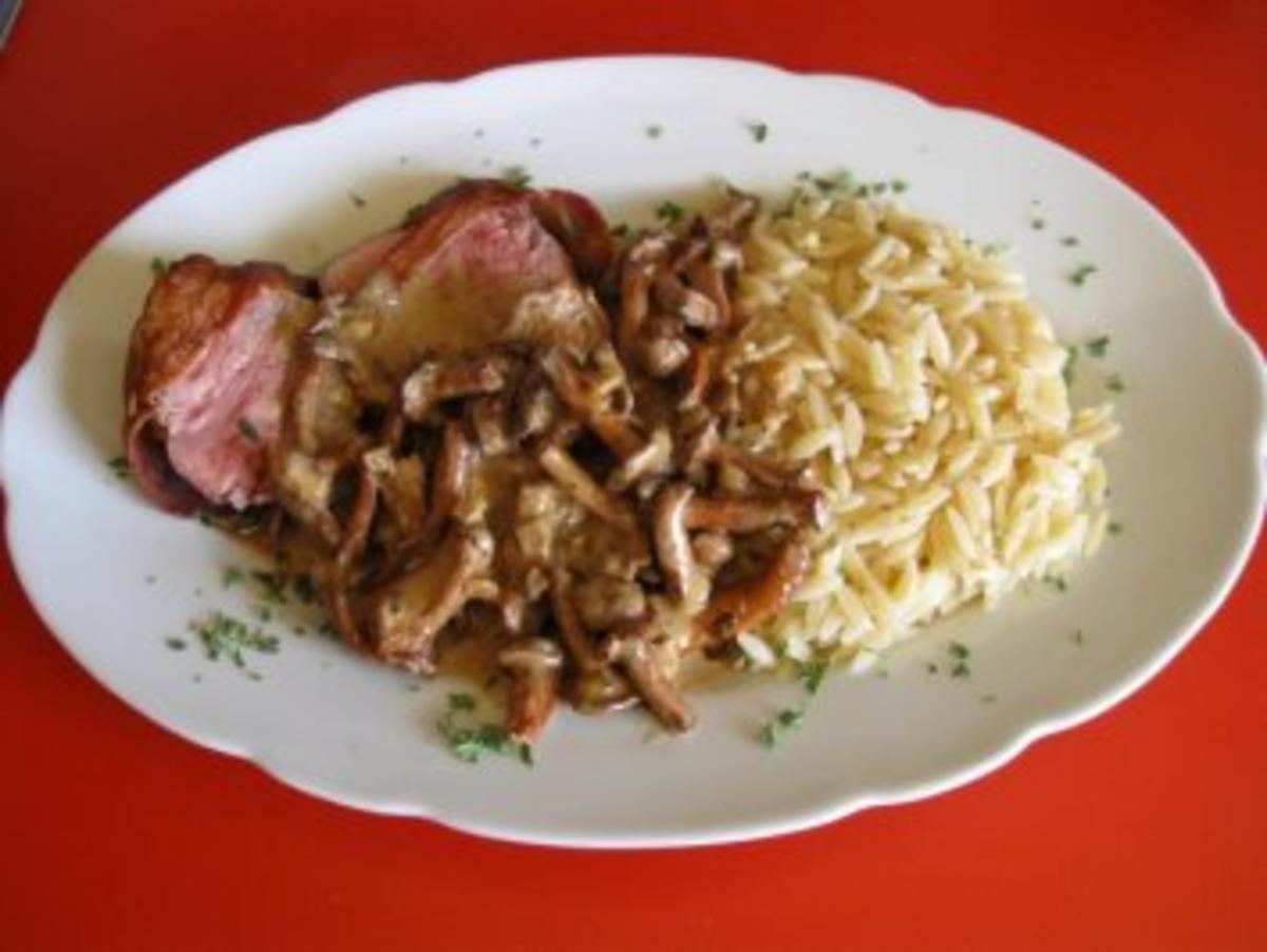 Bilder für Schweinefilet im Schinkenmantel mit Rahm-Pfifferlingen - Rezept