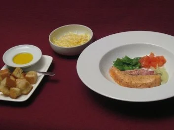 Rezept: Edelfischsuppe mit Rouille, geriebenem Gruyere und Knoblauch-Croutons Edelfischsuppe mit Rouille, geriebenem Gruyere und Knoblauch-Croutons - Rezept