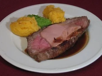 Entrecote glaciert mit Geflügelleberpastete auf Burgundersoße - Rezept