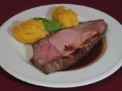 Entrecote glaciert mit Geflügelleberpastete auf Burgundersoße - Rezept