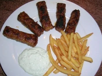 Cevapcici mit Pommes und Tzatziki  nebst meinem Krautsalat (siehe KB) (mal wieder die schnelle Küche) - Rezept