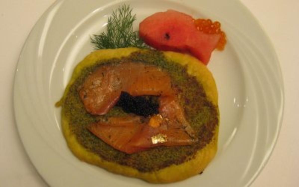Edle Minipizza mit Wildlachs und Kaviar auf Frankfurter grüner Soße - Rezept
