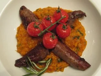 Gegrilltes Lammfilet auf rotem Linsengemüse - Rezept