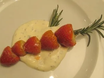Karamellisierte Rosmarin-Erdbeerspieße auf einer Rosmarin-Limoncellocréme - Rezept