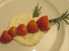 Rezept: Karamellisierte Rosmarin-Erdbeerspieße auf einer Rosmarin-Limoncellocréme Karamellisierte Rosmarin-Erdbeerspieße auf einer Rosmarin-Limoncellocréme - Rezept