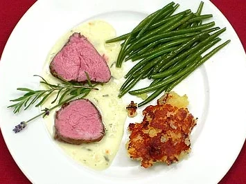 Kalbsfilet an Lavendelsoße mit Kartoffelschmarrn und Butterböhnchen - Rezept