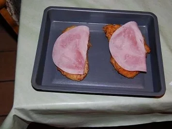 Putenschnitzel mit Schinken Tomaten und Käse überbacken - Rezept - Bild Nr. 4