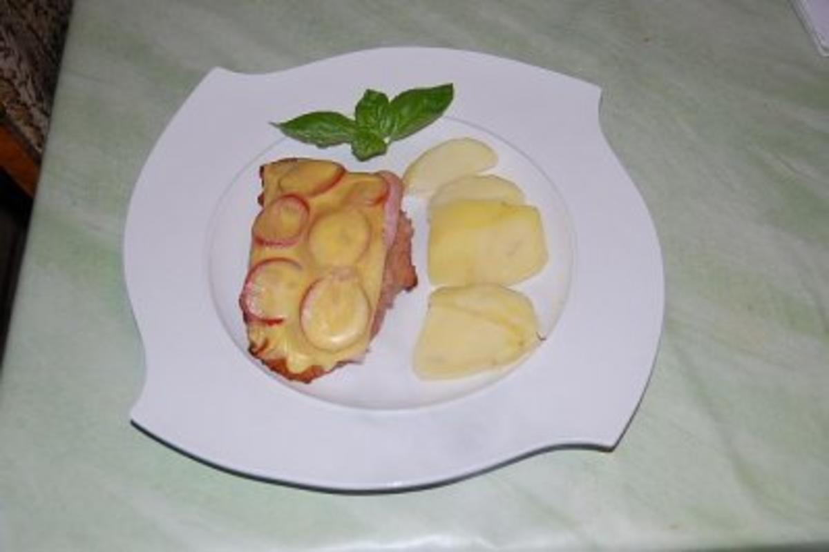 Putenschnitzel mit Schinken Tomaten und Käse überbacken - Rezept
