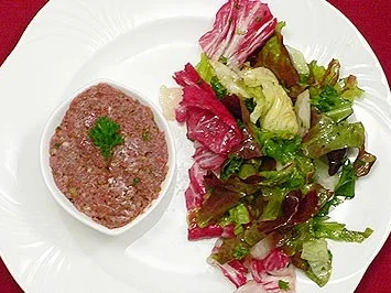 Rezept: Tatar vom Rinderfilet garniert mit Blattsalaten Tatar vom Rinderfilet garniert mit Blattsalaten - Rezept