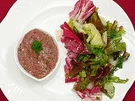Tatar vom Rinderfilet garniert mit Blattsalaten - Rezept