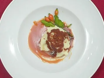 Rezept: Aprikosenknödel mit Butterbröseln an Hagebuttensoße Aprikosenknödel mit Butterbröseln an Hagebuttensoße - Rezept