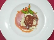 Aprikosenknödel mit Butterbröseln an Hagebuttensoße - Rezept